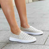 Beige Slip-On-Sneakers mit perforiertem Obermaterial und weißer Sohle – Sommermodell Solea