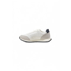 Urbaner Sneaker in hellen Tönen für Alltag und Freizeit