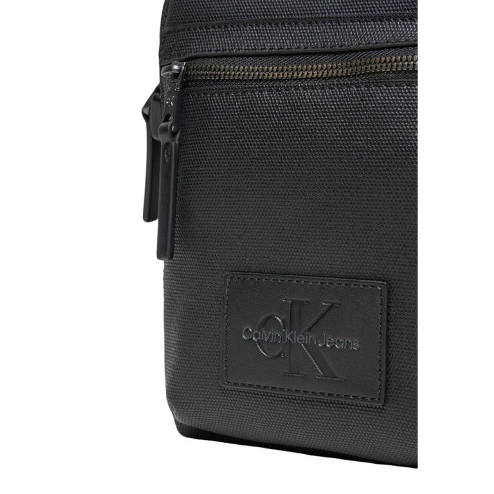 Hochformatige Calvin Klein Herren-Tasche aus Kunstleder mit Logo-Prägung